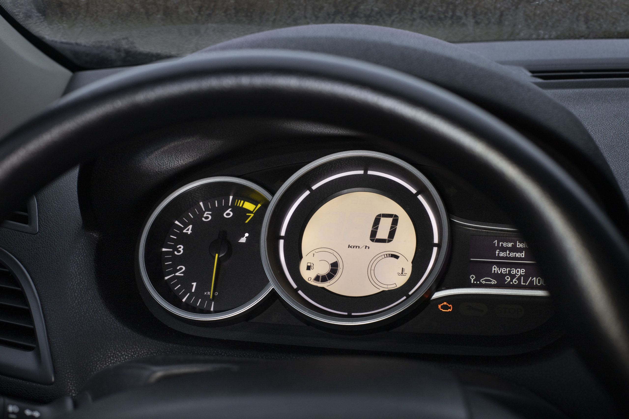 melihat keaslian angka kilometer pada panel instrumen mobil