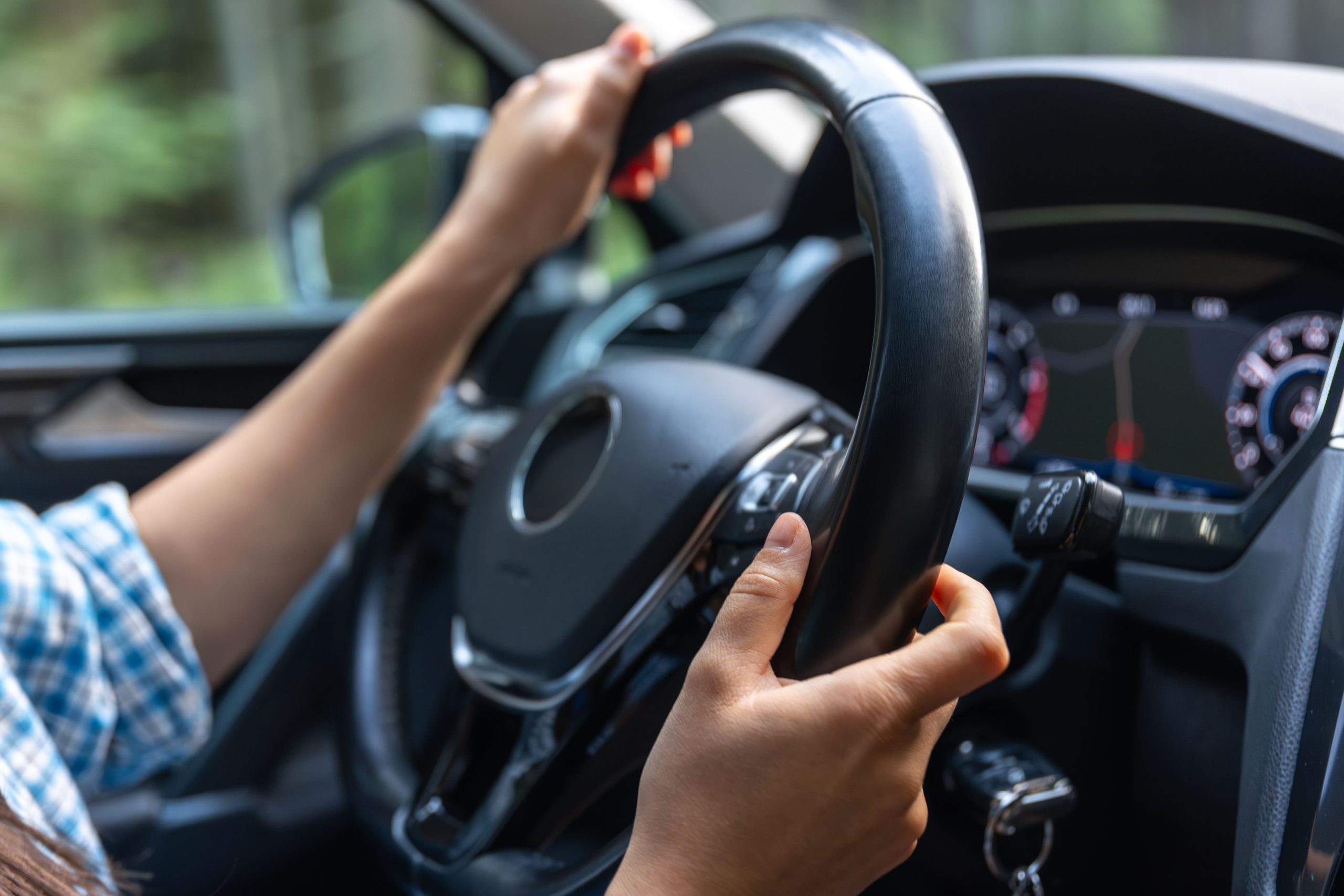 memeriksa tabung minyak untuk mengatasi setir mobil berat