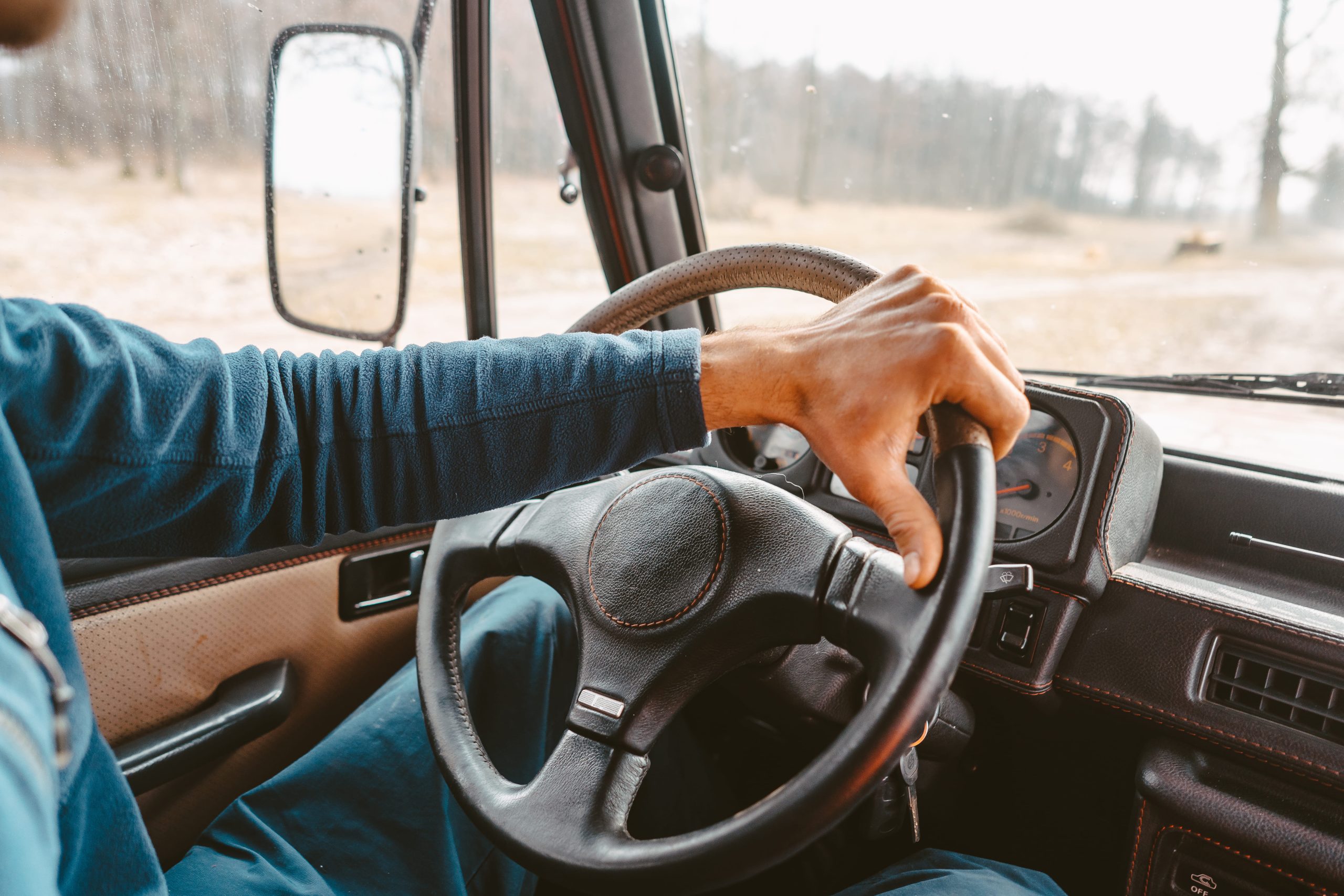memeriksa keausan tapak ban tidak merata sebagai tanda mobil harus spooring