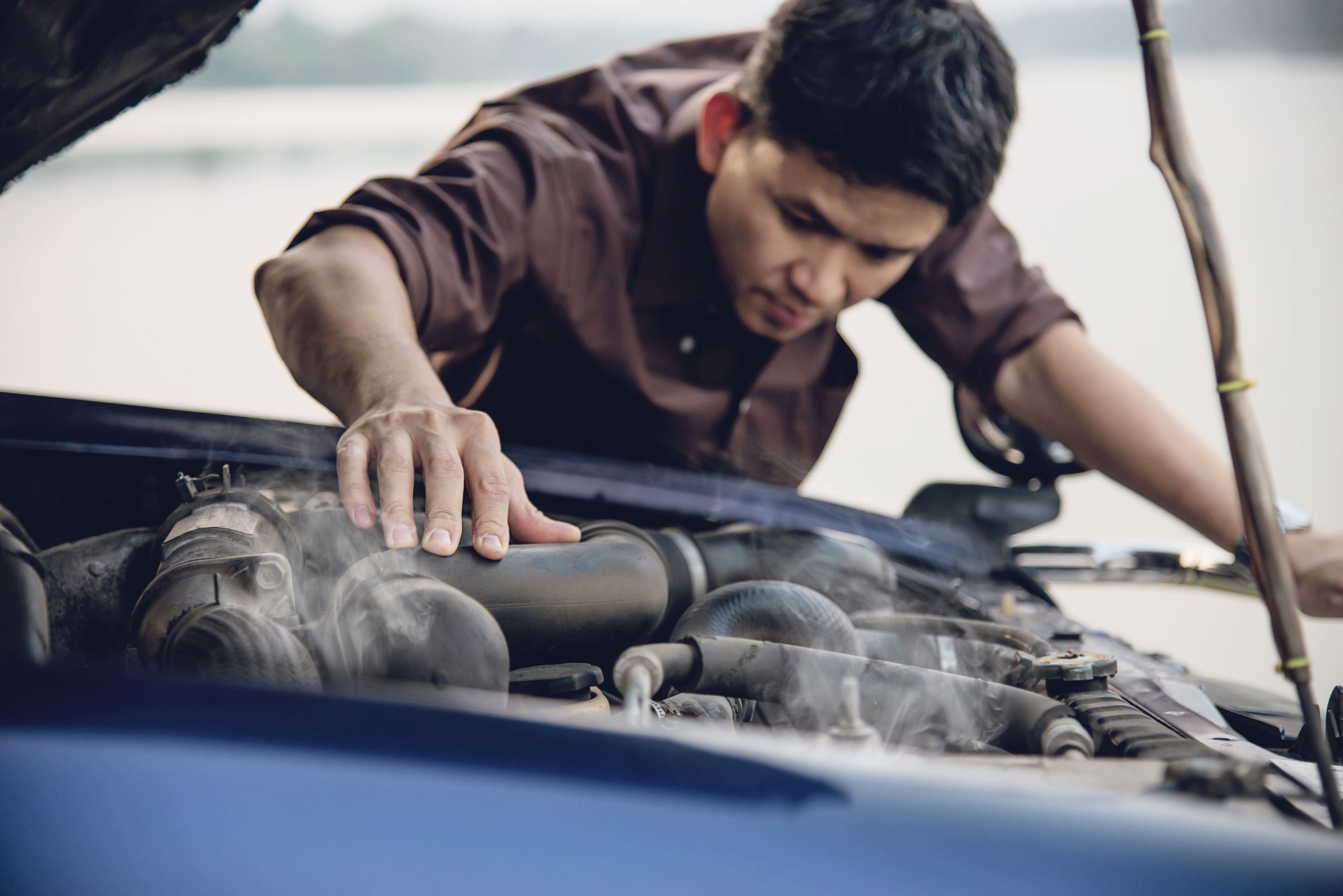 memeriksa area upper tank untuk mendeteksi penyebab radiator bocor