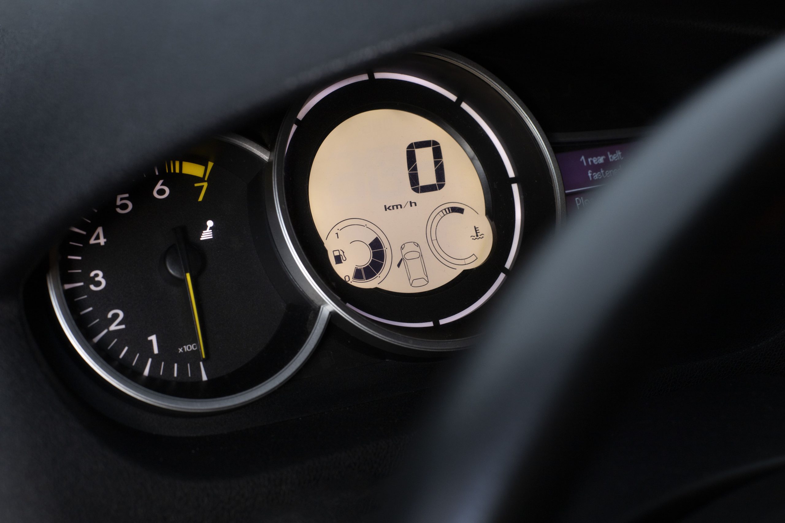 menyalakan kunci kontak ON untuk memeriksa tanda lampu odometer mobil bekas mati