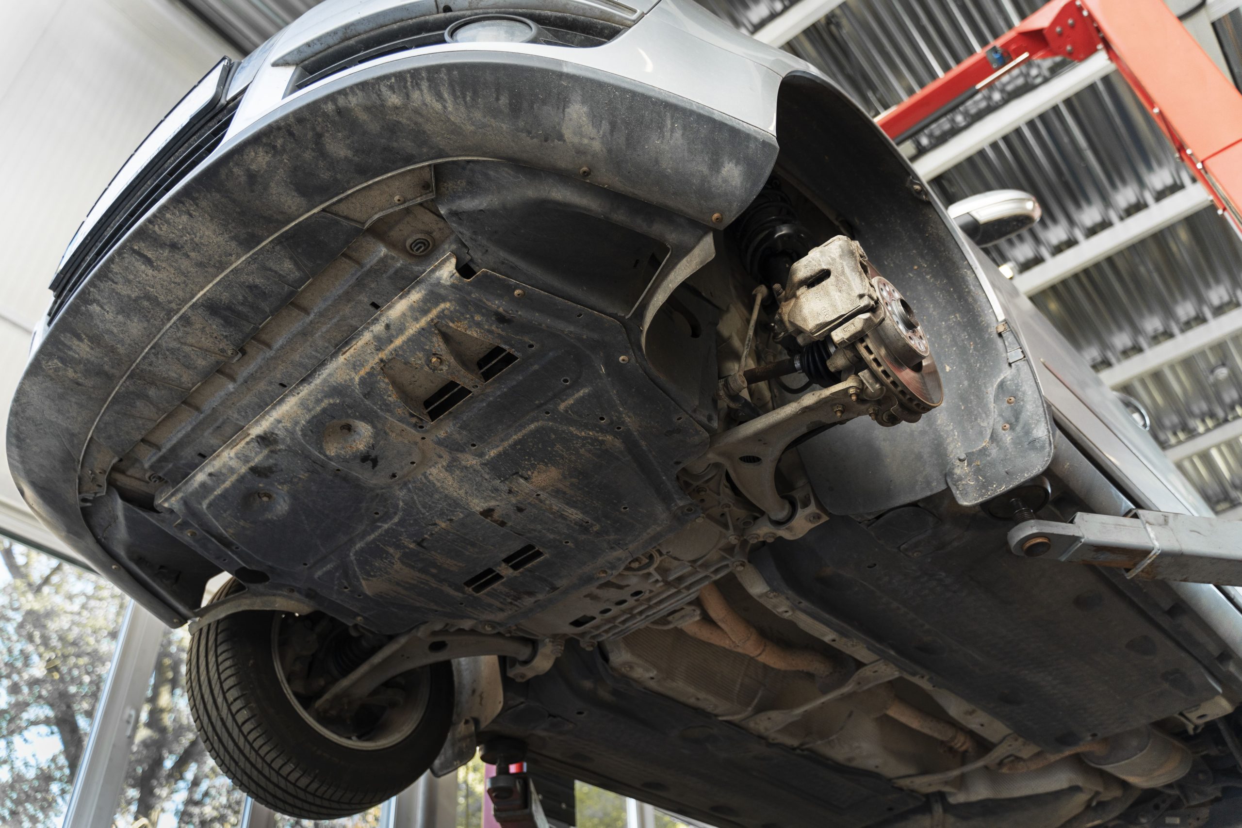 memeriksa nyala lampu belakang tanpa injakan pedal untuk melacak ciri switch rem mobil rusak