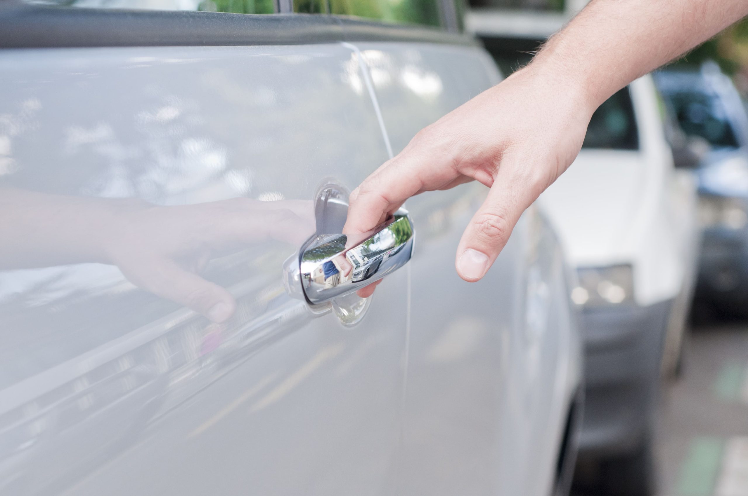 menekan tombol remote alarm untuk mendeteksi gejala central lock pintu mobil bekas macet