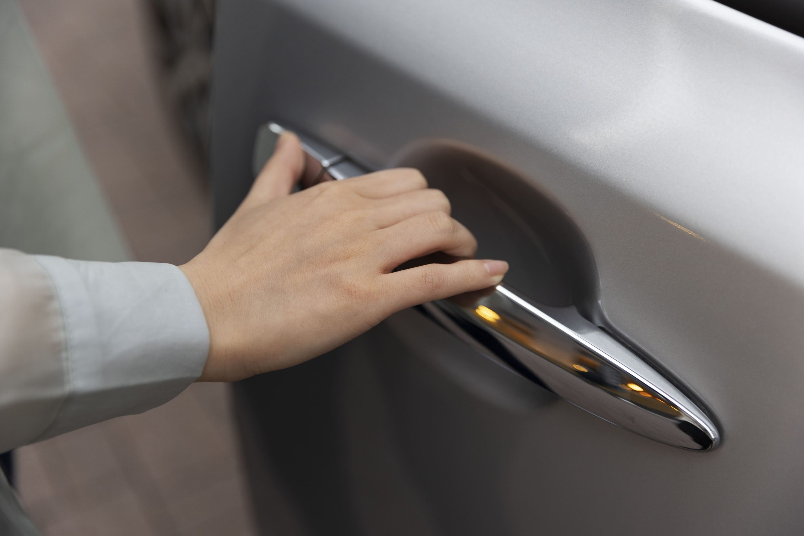 mengangkat ujung daun pintu secara manual untuk melacak gejala engsel pintu mobil bekas turun