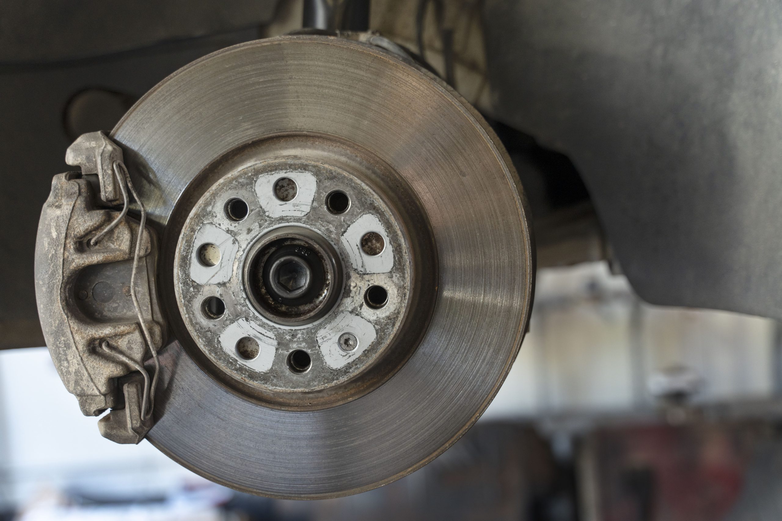 menguji rem pada kecepatan tinggi untuk mendeteksi ciri piringan cakram mobil bekas bergelombang dari getaran setir