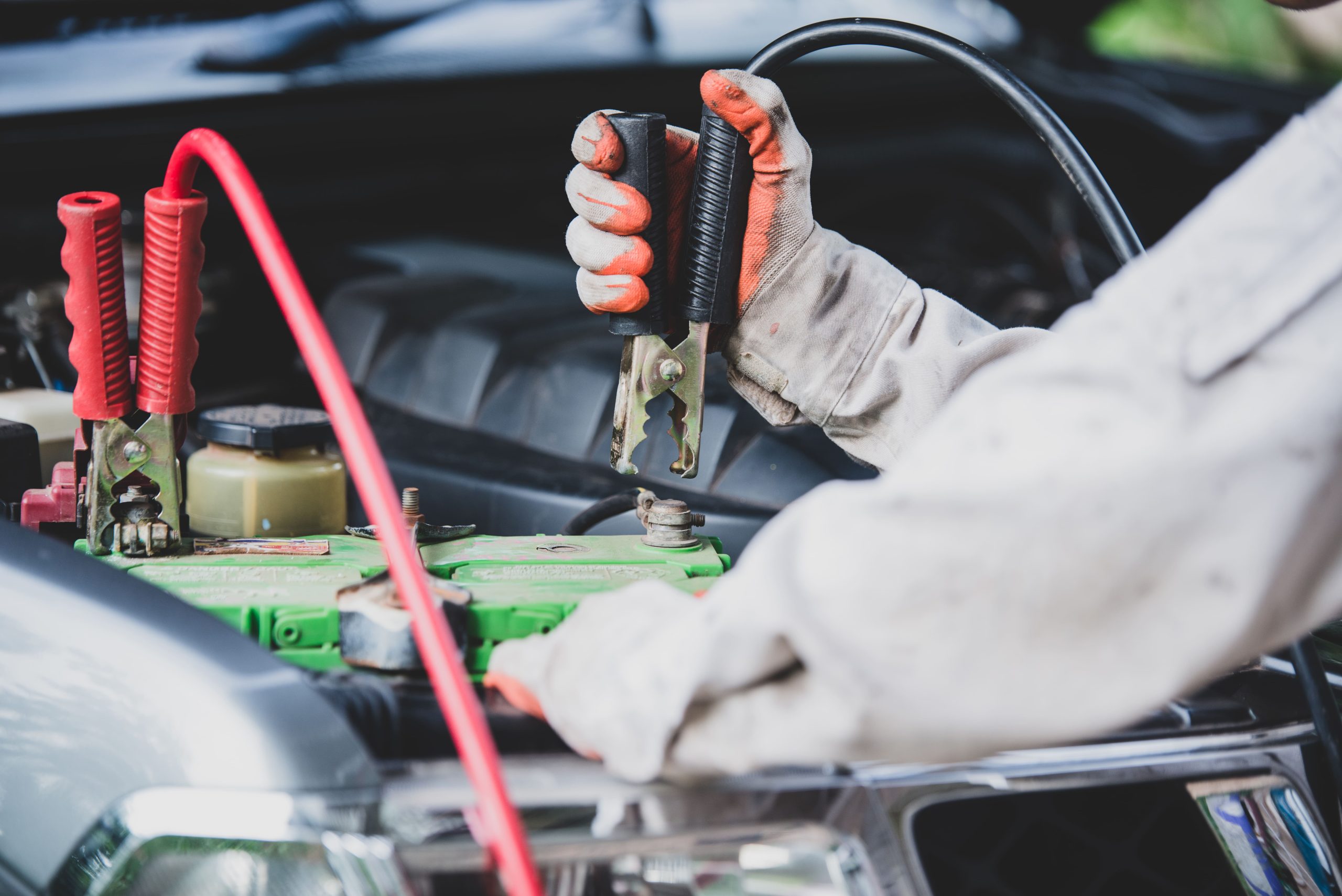 Inspektor memeriksa kondisi aki dan kelistrikan untuk melacak ciri aki mobil weak