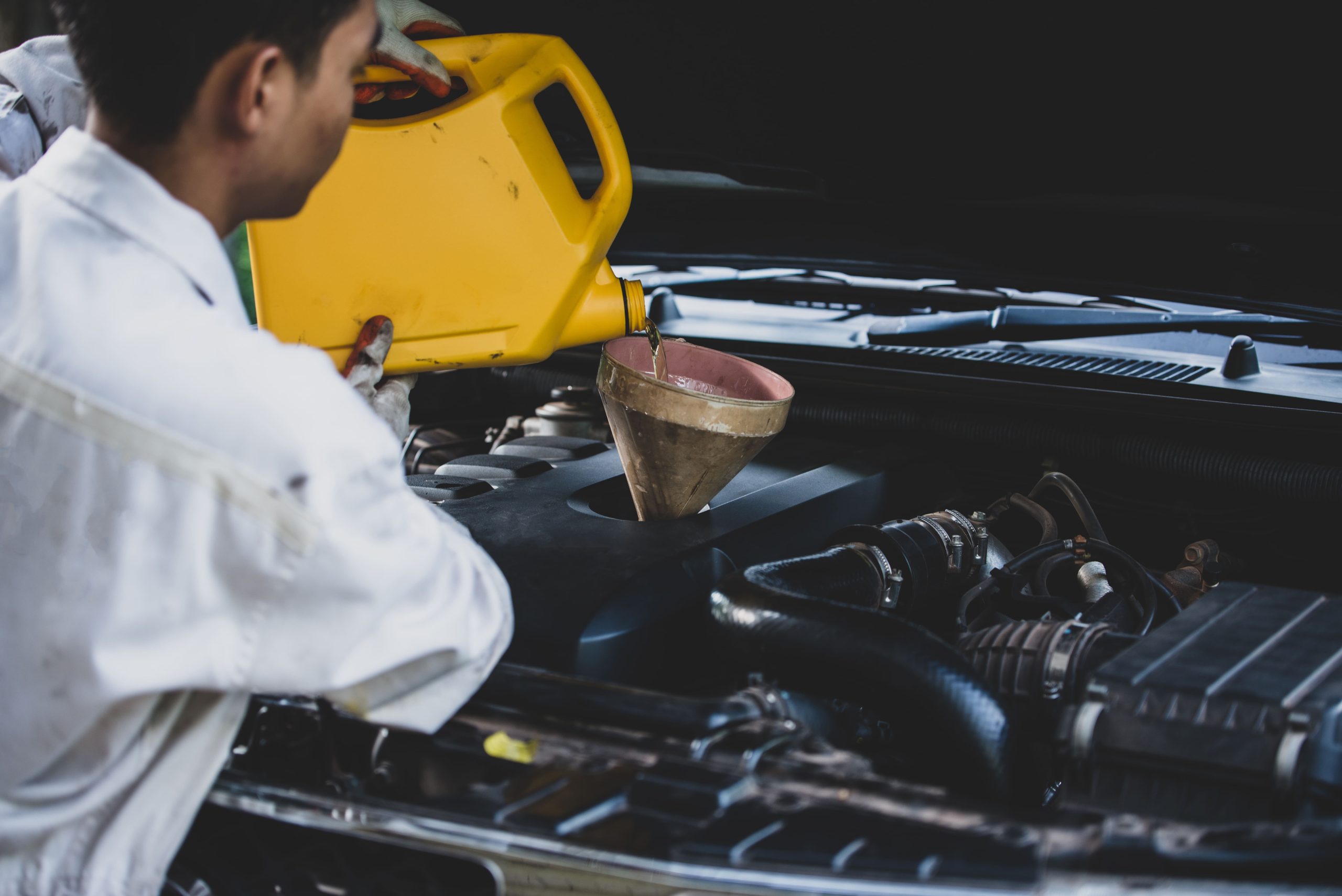 Pemeriksaan Gejala Filter Bensin Mobil Mampet Inspektor mengecek kelancaran aliran bahan bakar untuk melacak gejala filter bensin mobil mampet