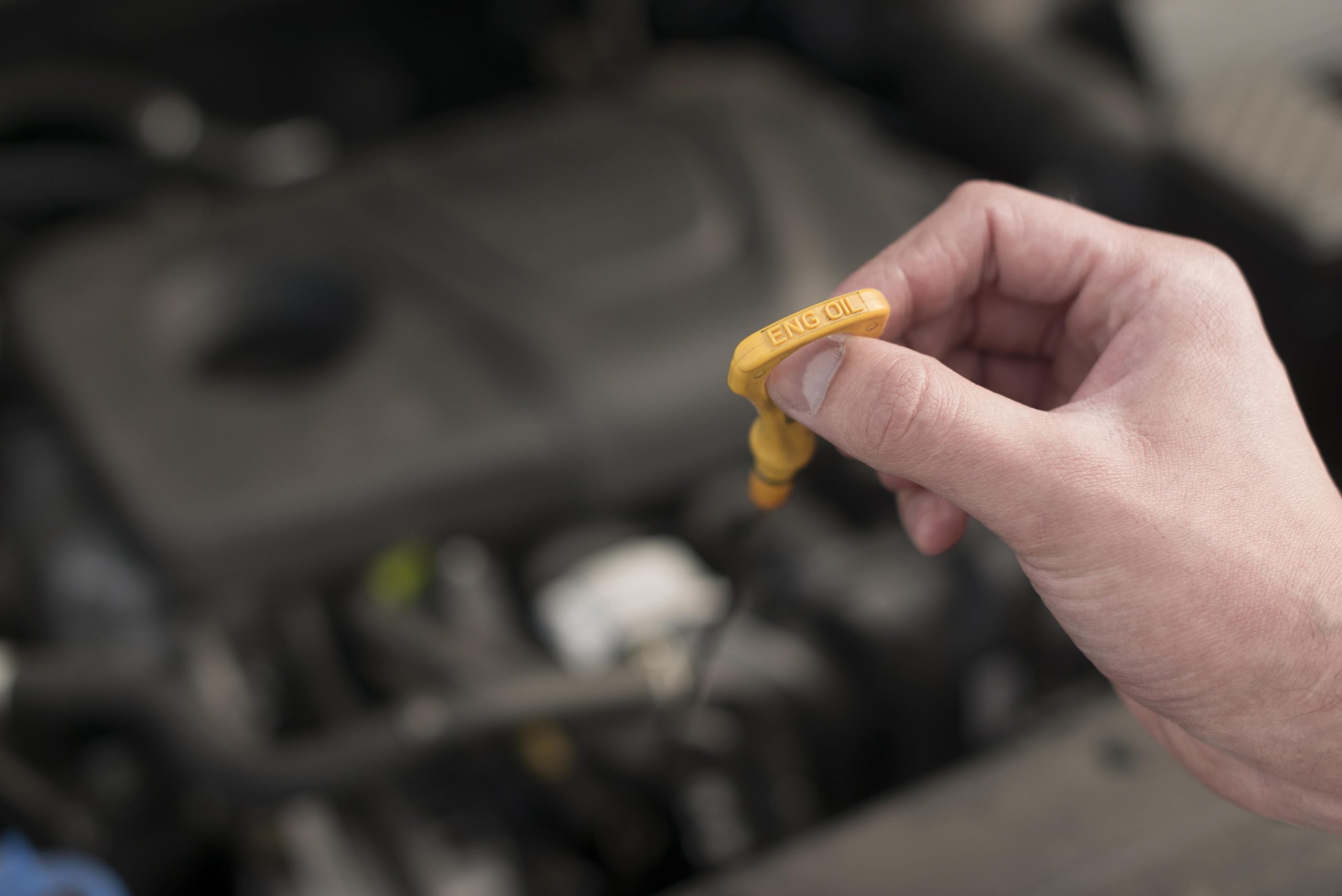 Inspektor memeriksa tabung minyak rem untuk melacak tanda minyak rem mobil kotor