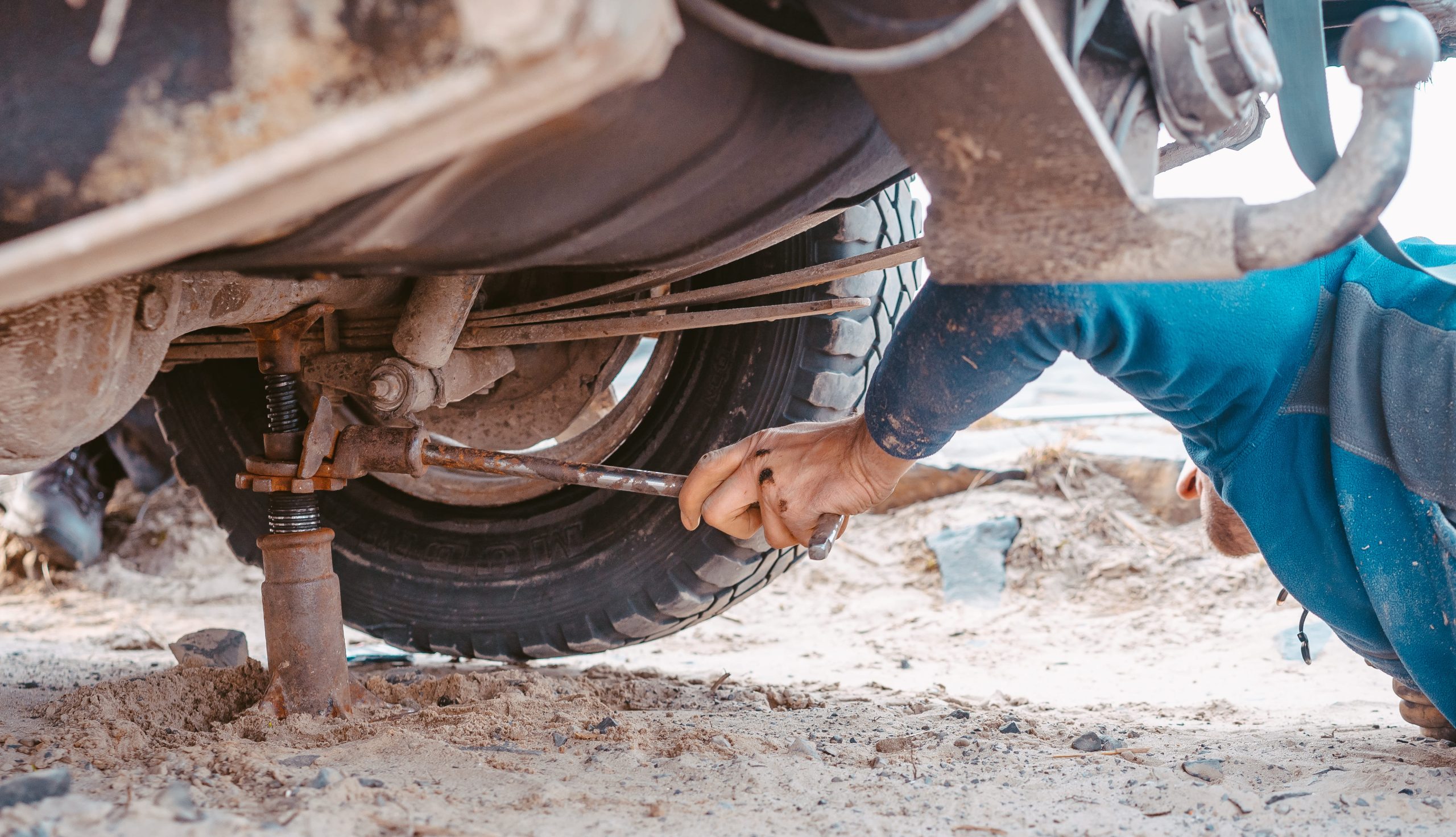 Inspektor memeriksa bagian peredam kejut untuk mencari ciri shokbreker mobil rusak