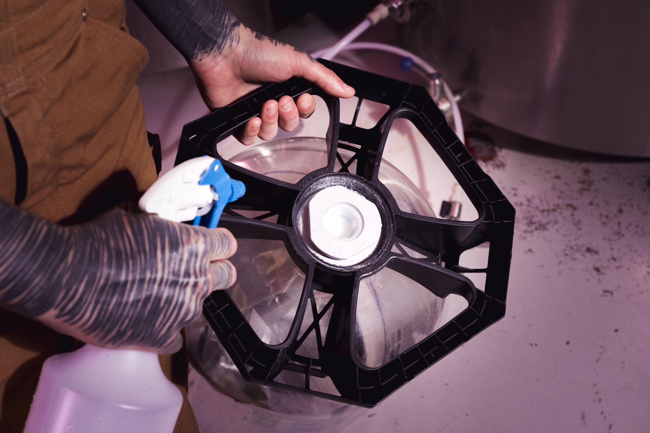 Pemeriksaan Ciri Motor Fan Radiator Mati Inspektor mengecek putaran kipas radiator untuk melacak ciri motor fan radiator mati