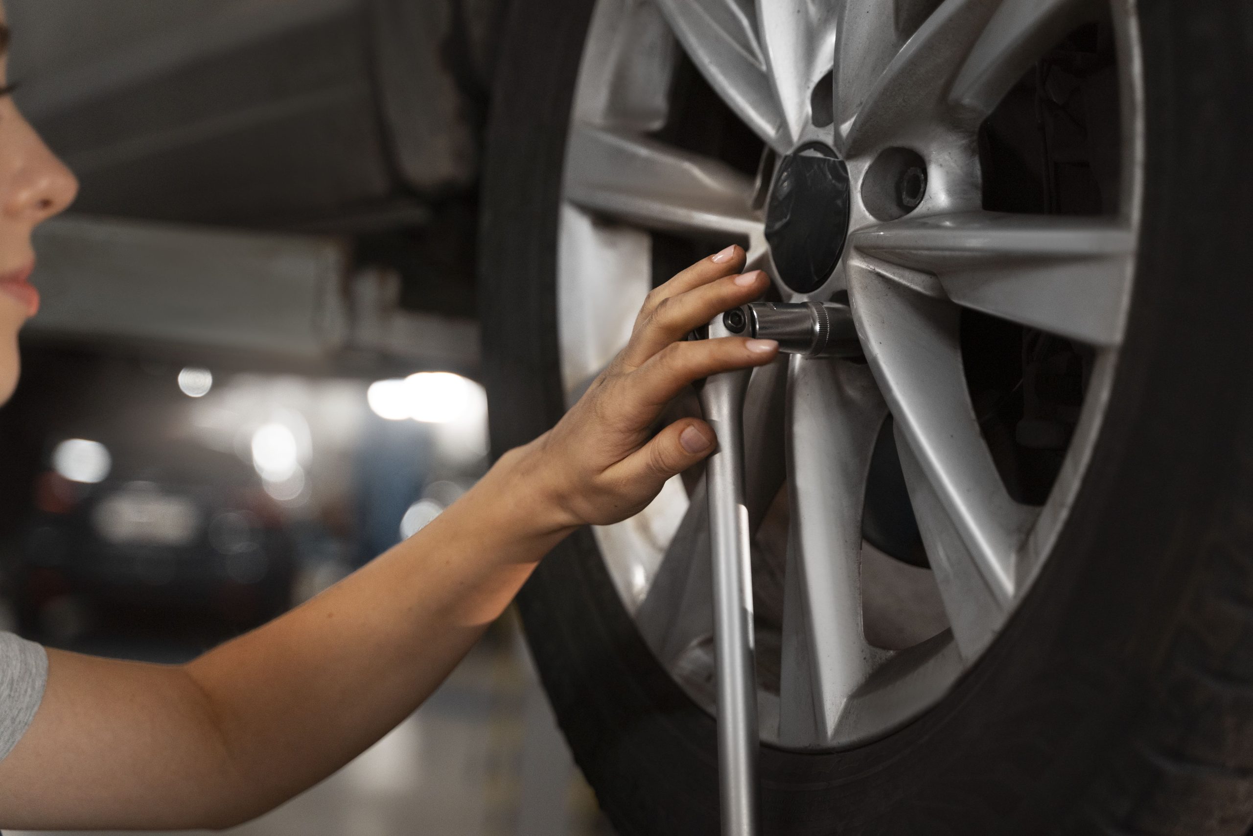 Inspektor memeriksa area hub roda untuk melacak tanda bearing roda mobil aus