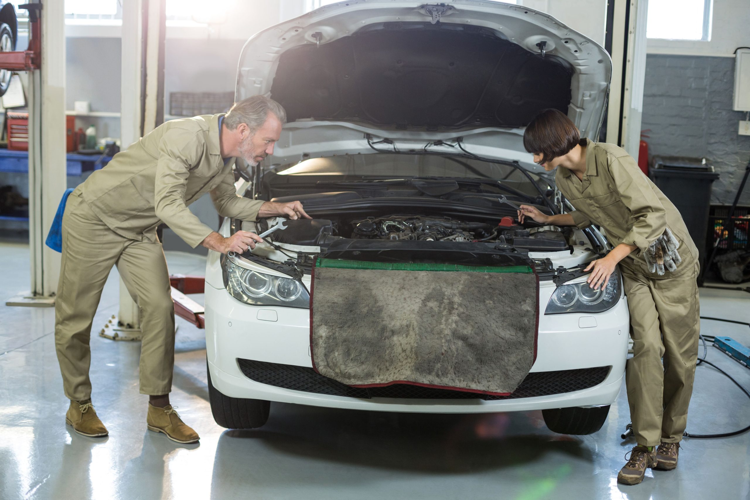 memeriksa ruang mesin untuk mencari tanda engine mounting mobil rusak