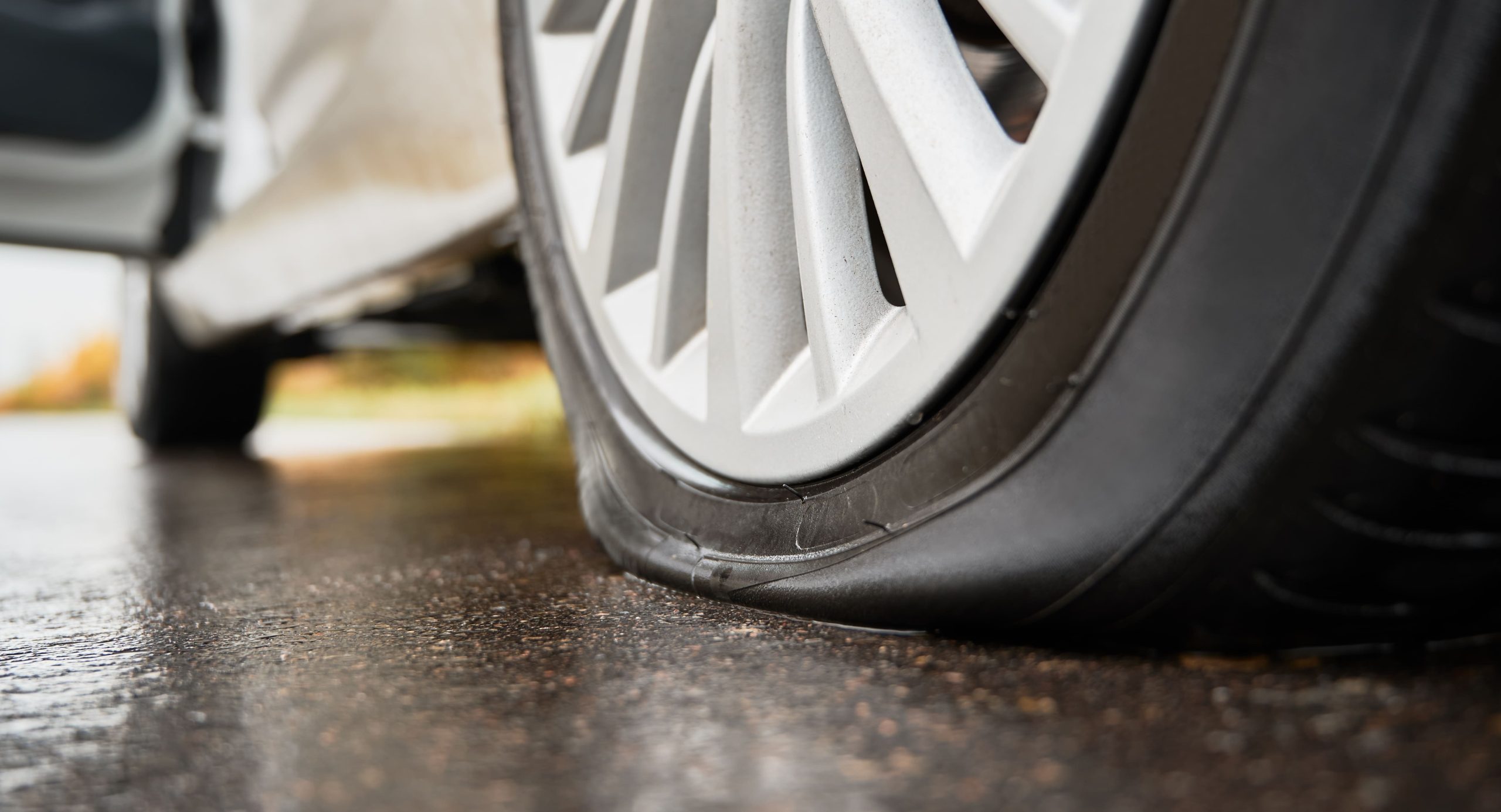 memeriksa area kolong untuk mencari tanda karet boot axle mobil robek