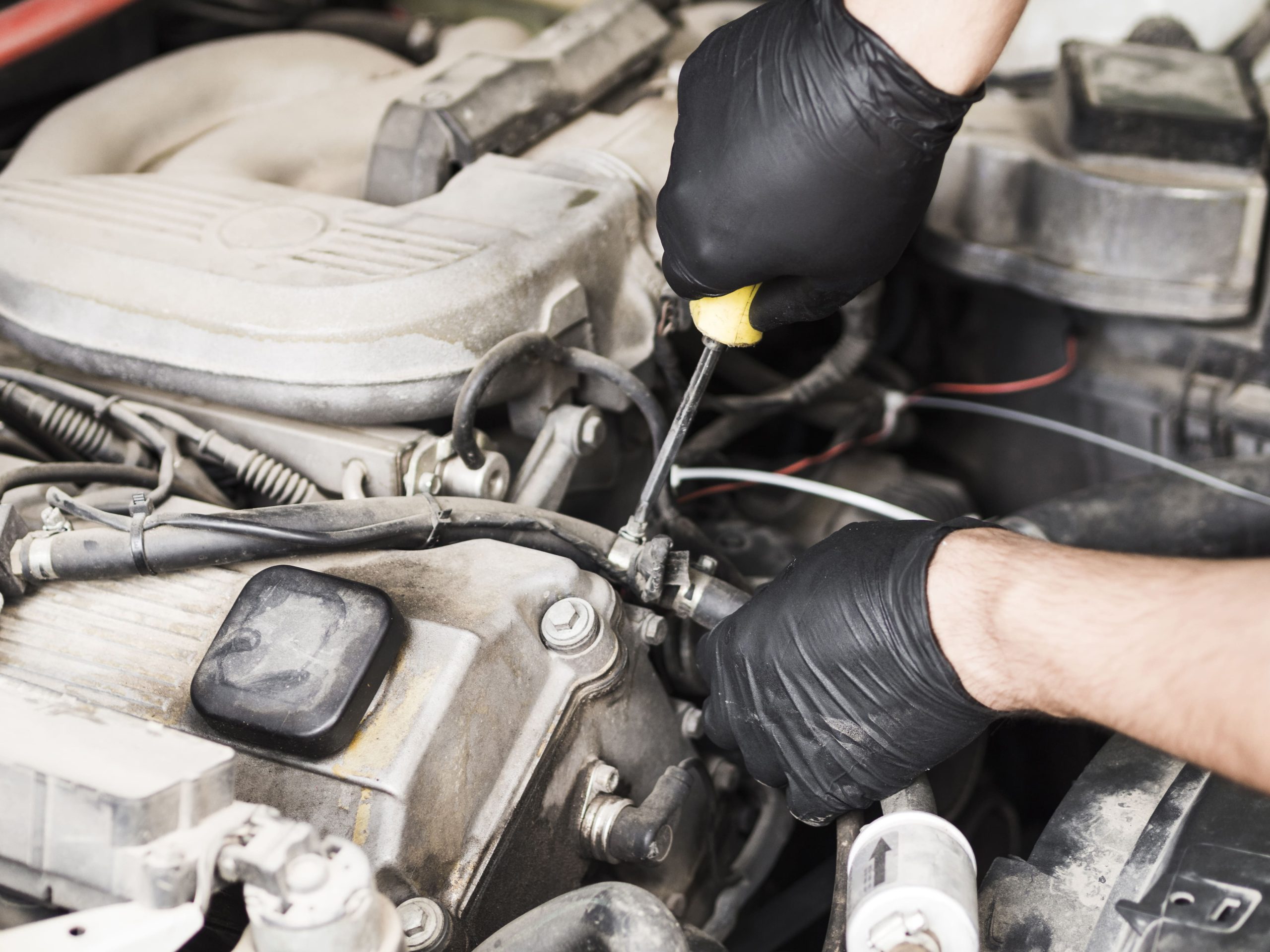 memeriksa ruang mesin untuk mencari gejala selang bypass radiator bocor memeriksa ruang mesin untuk mencari gejala selang bypass radiator bocor