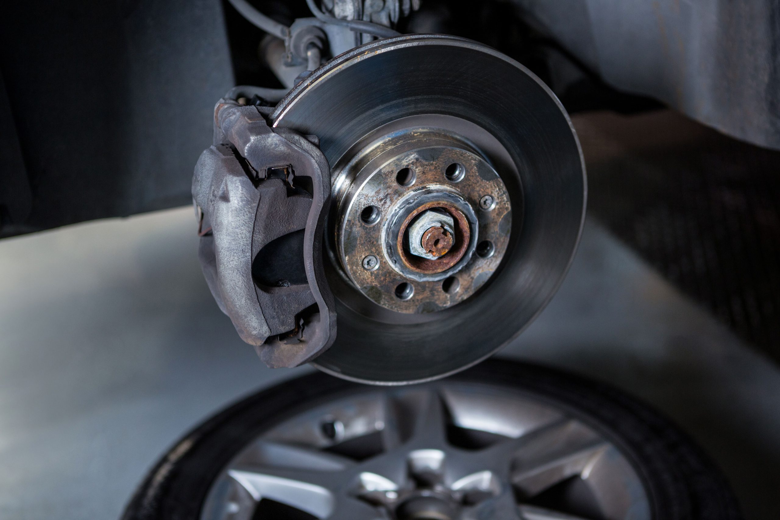 Inspektor mengecek tekanan pedal rem dan volume minyak rem pada tabung reservoir untuk melacak ciri master rem mobil seken rusak