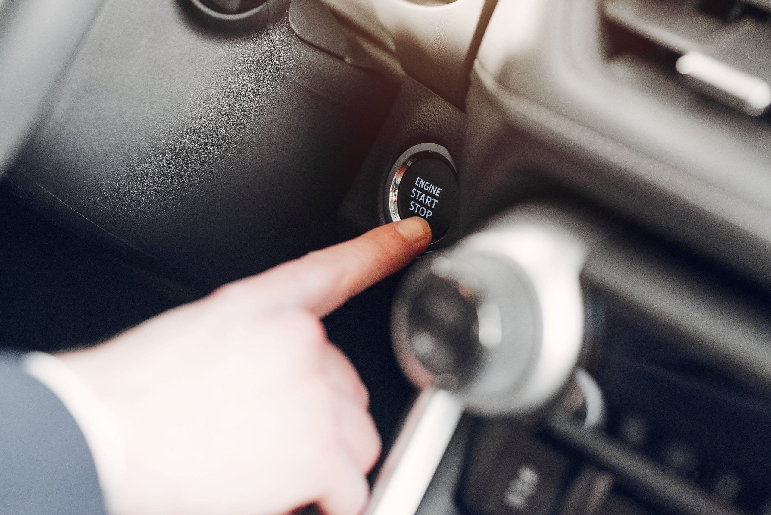 Pemeriksaan Ciri Kunci Dan Tombol Start Engine Mobil Seken Rusak Inspektor mengecek responsivitas tombol start engine dan deteksi transmiter smart key untuk melacak ciri kunci dan tombol start engine mobil seken rusak