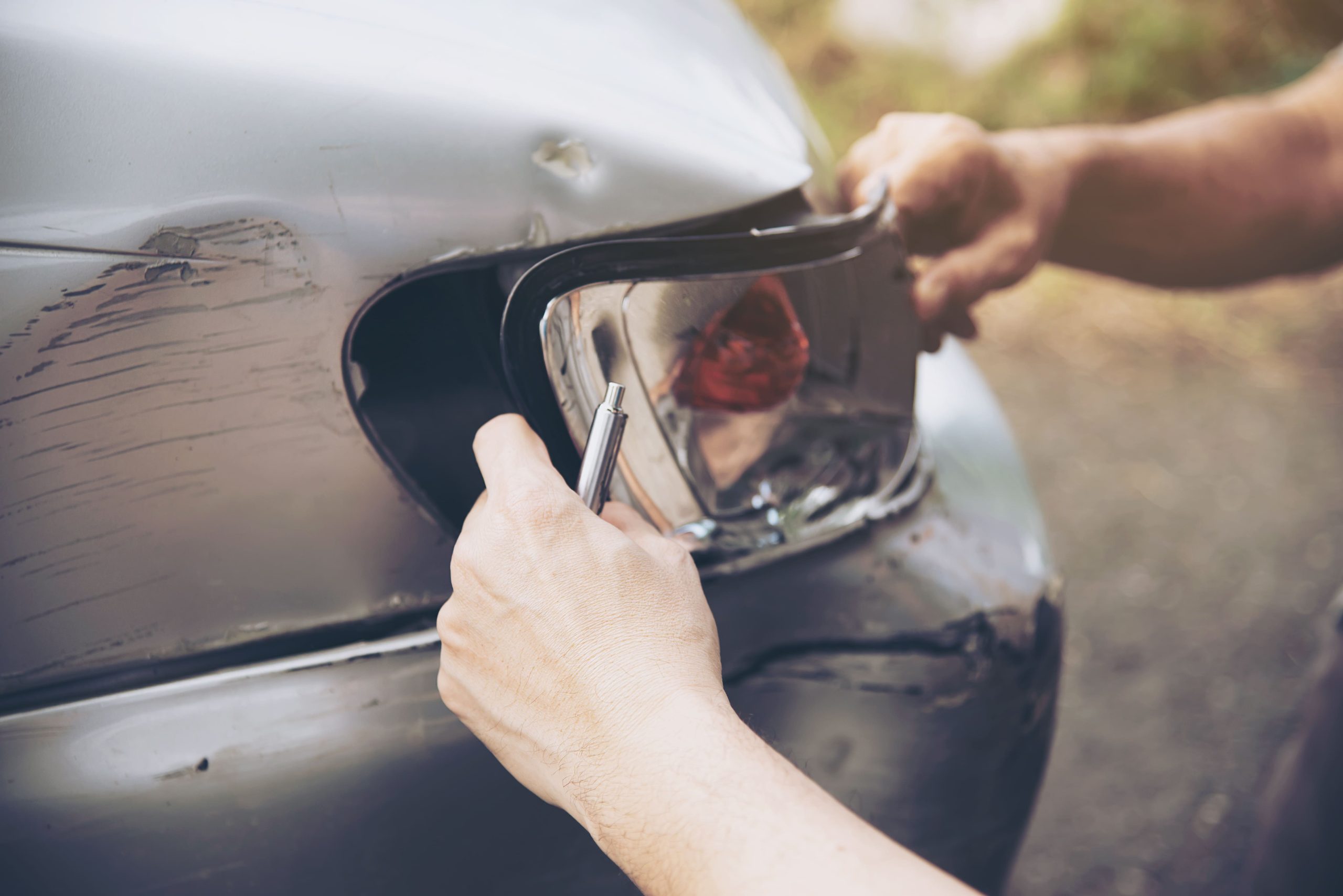 Inspektor mengecek tombol pengatur posisi kaca spion dan mekanisme pelipat otomatis untuk melacak ciri spion elektrik mobil seken rusak