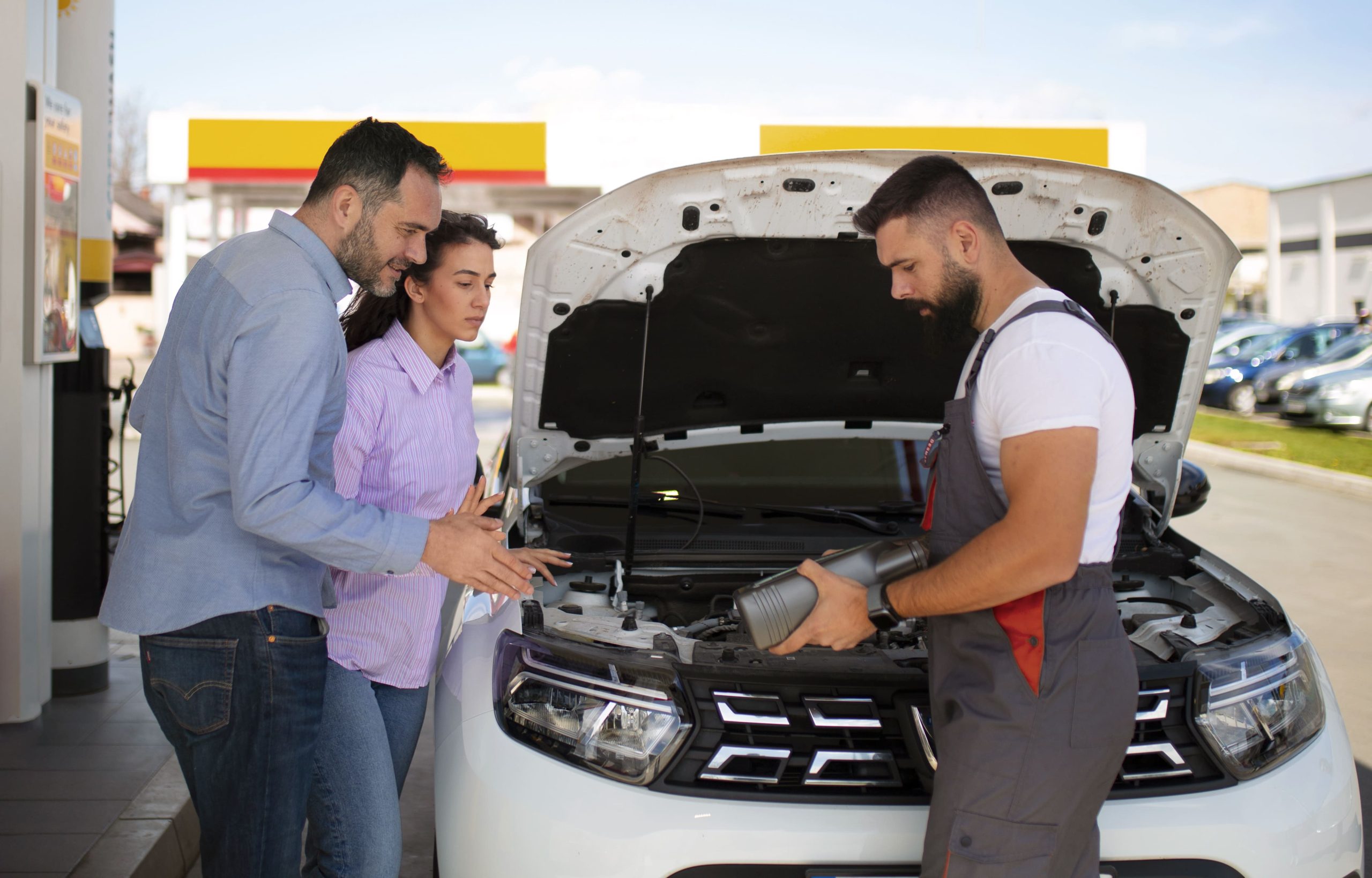 Pemeriksaan Ciri Mesin Mobil Seken Boros Bensin Dan Bertenaga Loyo Inspektor menganalisis emisi gas buang dan performa pembakaran mesin untuk melacak ciri mesin mobil seken boros bensin dan bertenaga loyo